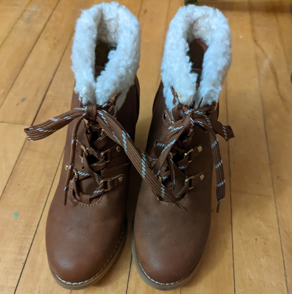 NWOT Women's Nautica wedge bootie. Size 7.5.